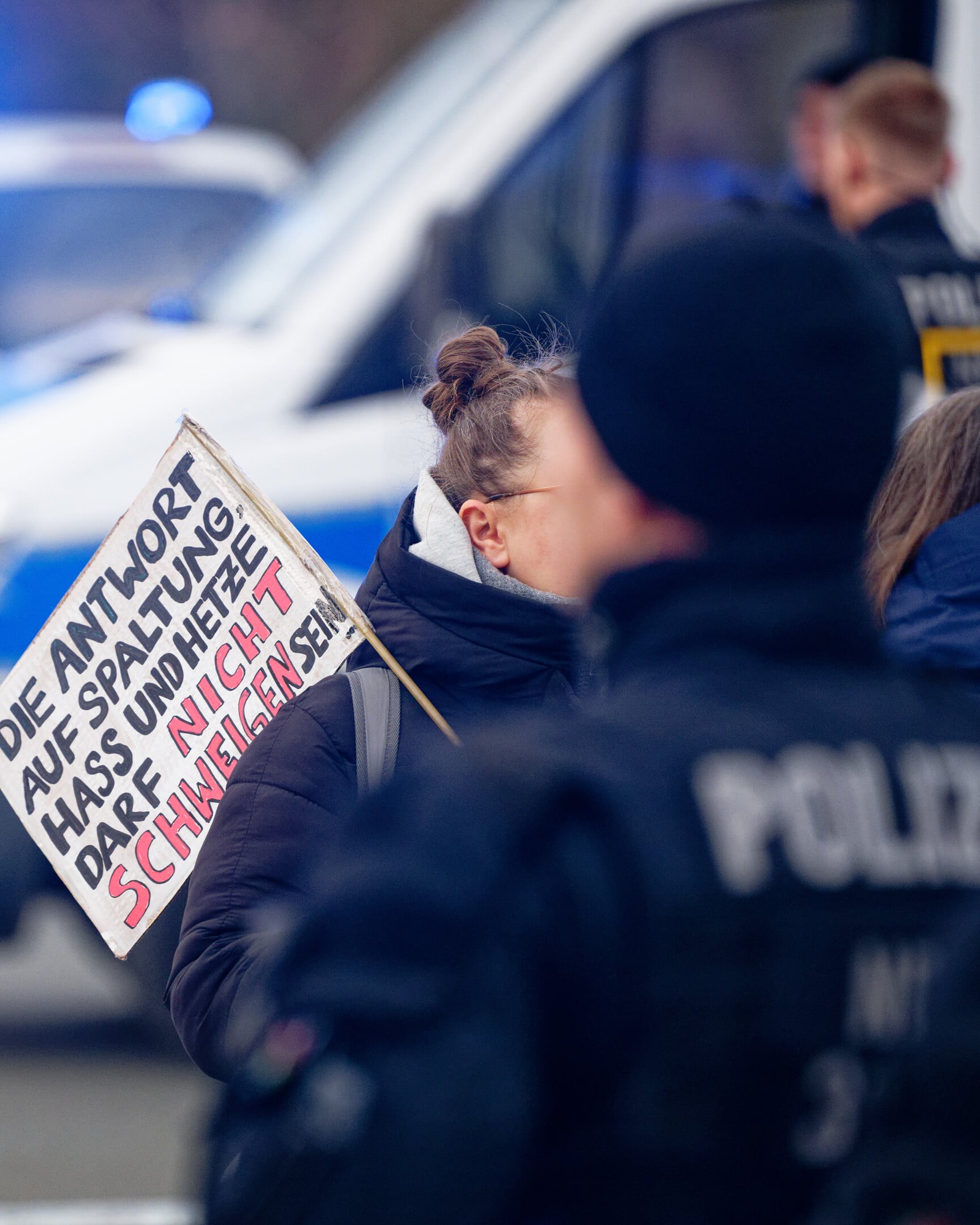 23.02.2026, Nordrhein-Westfalen, Düsseldorf: Die Polizei ist um den Veranstaltungsort im Einsatz, an dem der Thüringer AfD-Chef Höcke am Abend eine Rede halten soll. Ein breites Bündnis rief dagegen zum Protest auf. Foto: Henning Kaiser/dpa +++ dpa-Bildfunk +++